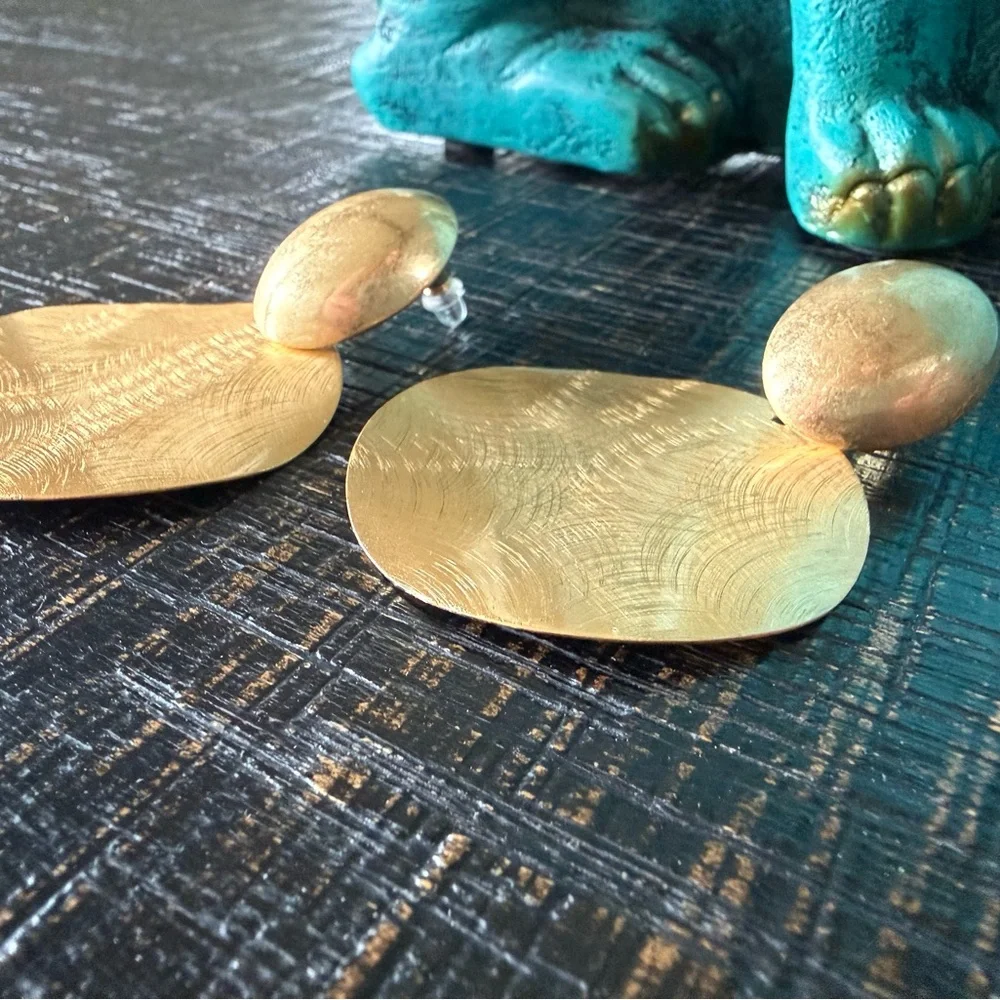New in Box Amazon Essentials Gold Textured Earrings - Picture 2 of 3